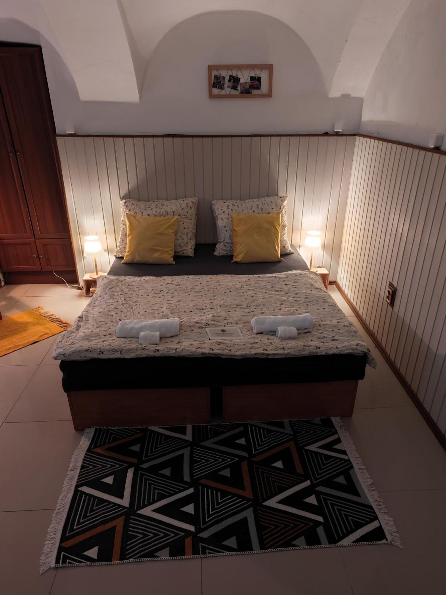 Vintage Room With Garden View Bratislava Exterior foto